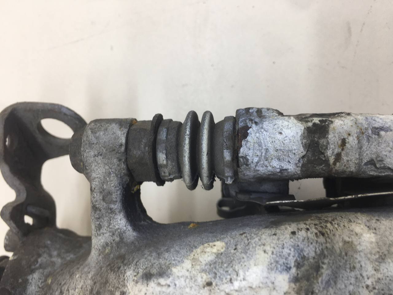 Суппорт задний левый Opel Astra H / Family 2004-2015