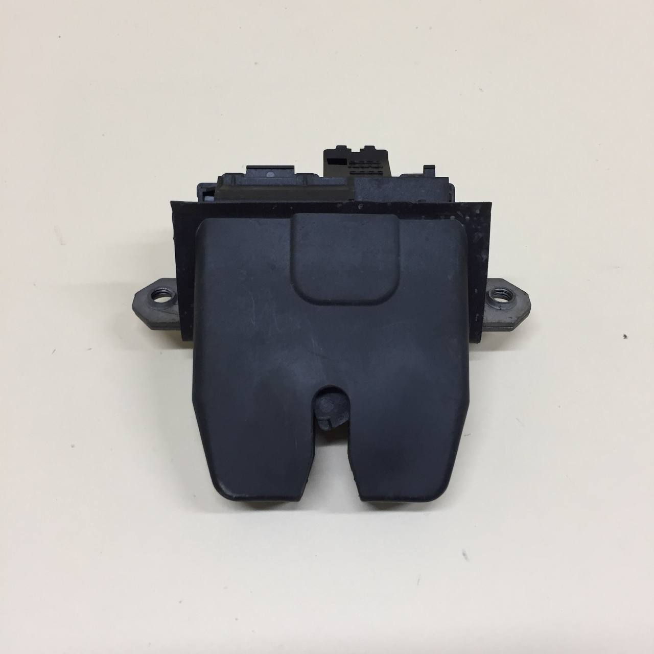 Замок багажника Ford Focus 2 (DB) 2008-2011 Замок багажника Ford Focus 2 (DB) 2008-2011