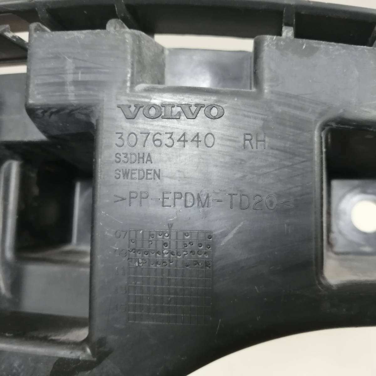 Кронштейн заднего бампера правый Volvo XC60 2008-2017