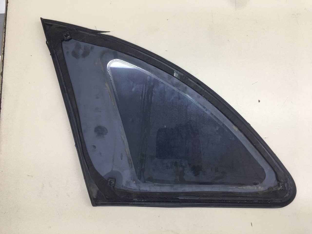 Стекло кузовное глухое правое Lifan X60 2012>