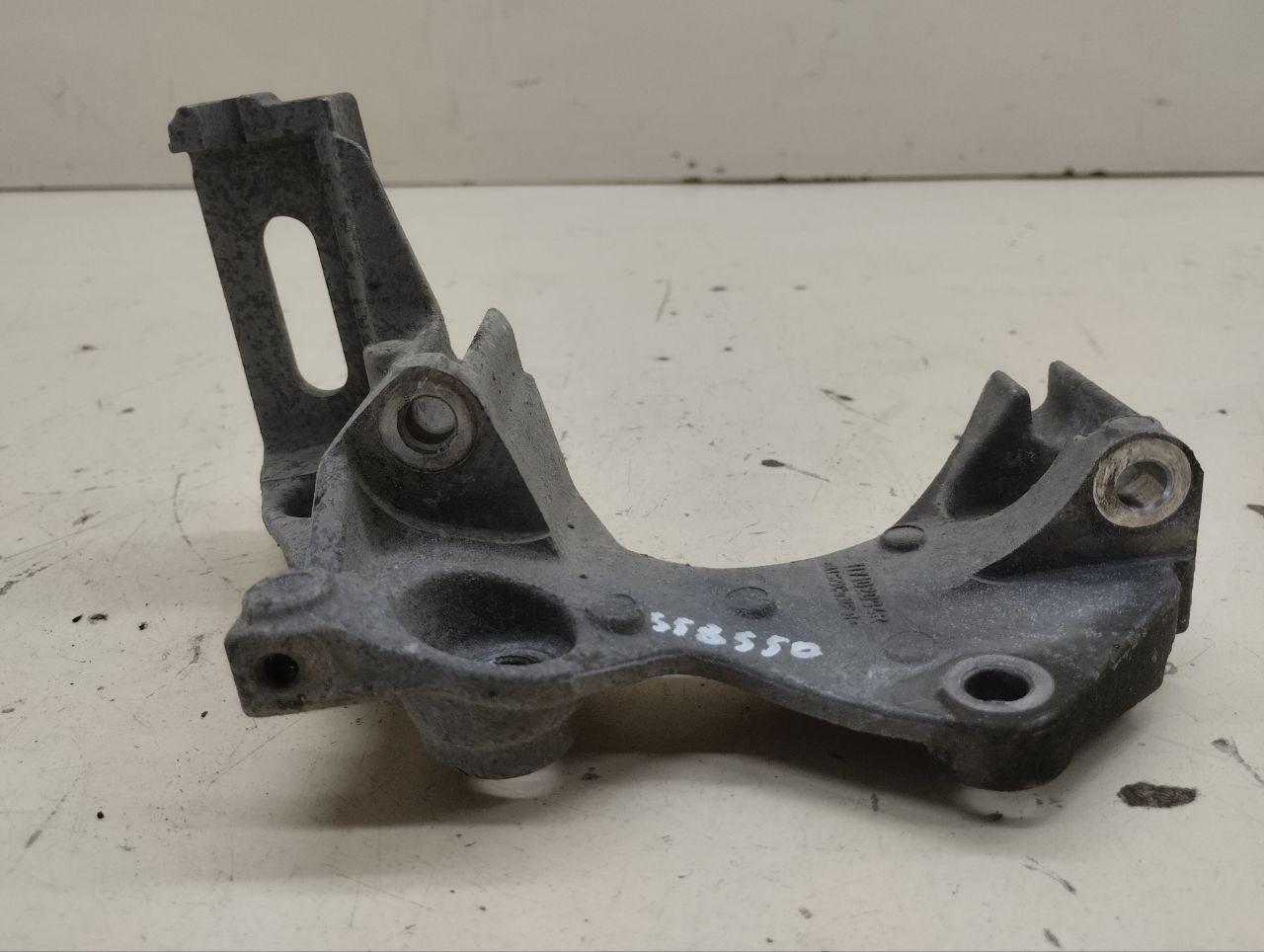 Кронштейн генератора Renault Duster (HSA, HSM) 2012> Кронштейн генератора Renault Duster (HSA, HSM) 2012>