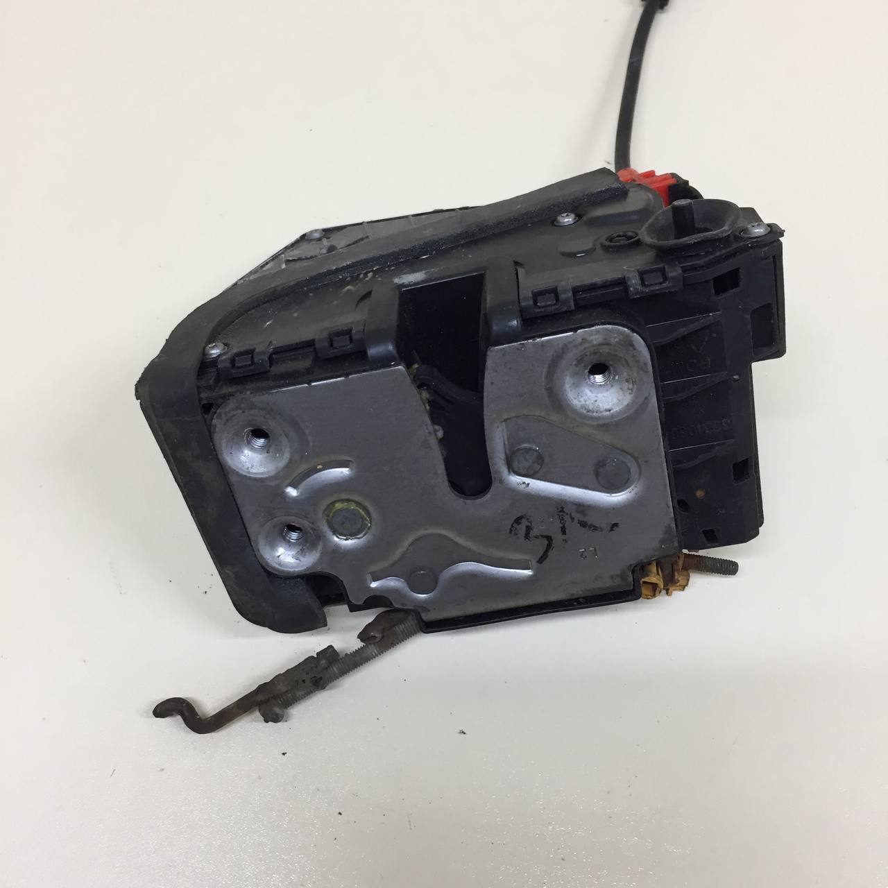 Замок двери задней левой Chevrolet Cobalt (T250) 2011-2015 Замок двери задней левой Chevrolet Cobalt (T250) 2011-2015