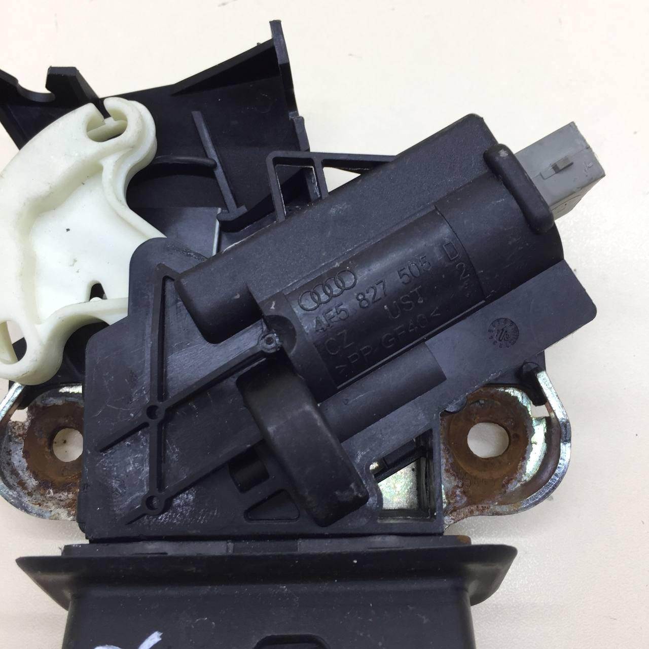 Замок багажника Volkswagen Passat B7 2011-2015 Замок багажника Volkswagen Passat B7 2011-2015