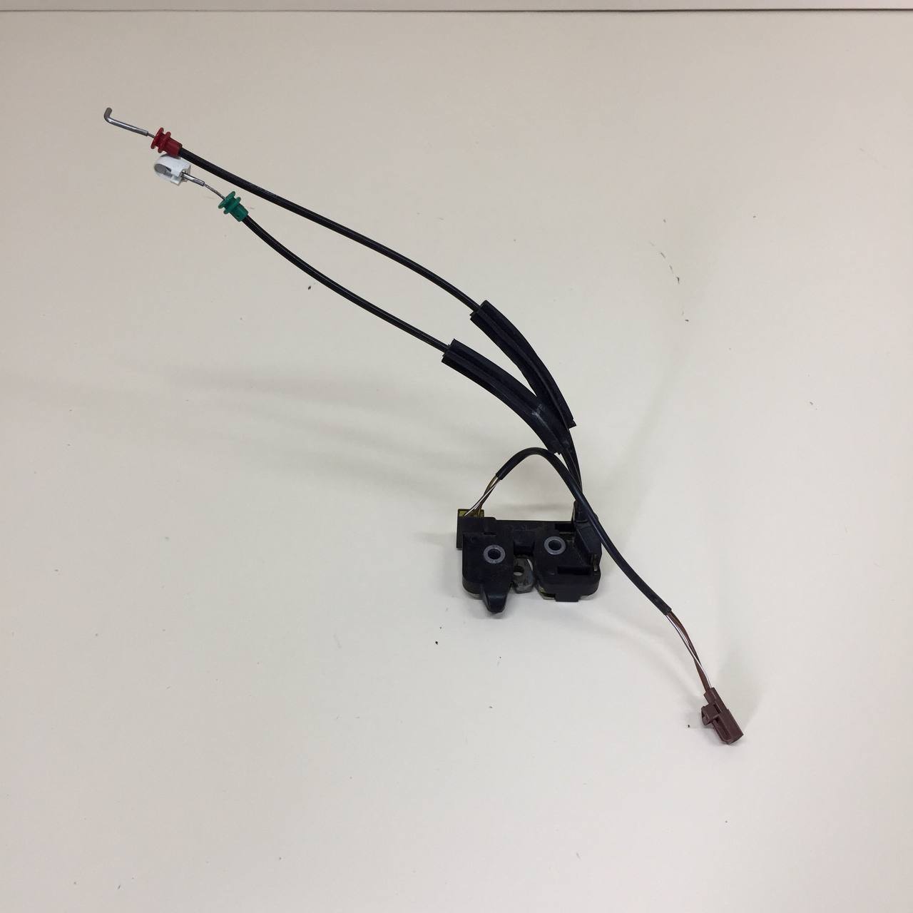 Замок багажника Ford Fusion (JU) 2002-2012 Замок багажника Ford Fusion (JU) 2002-2012