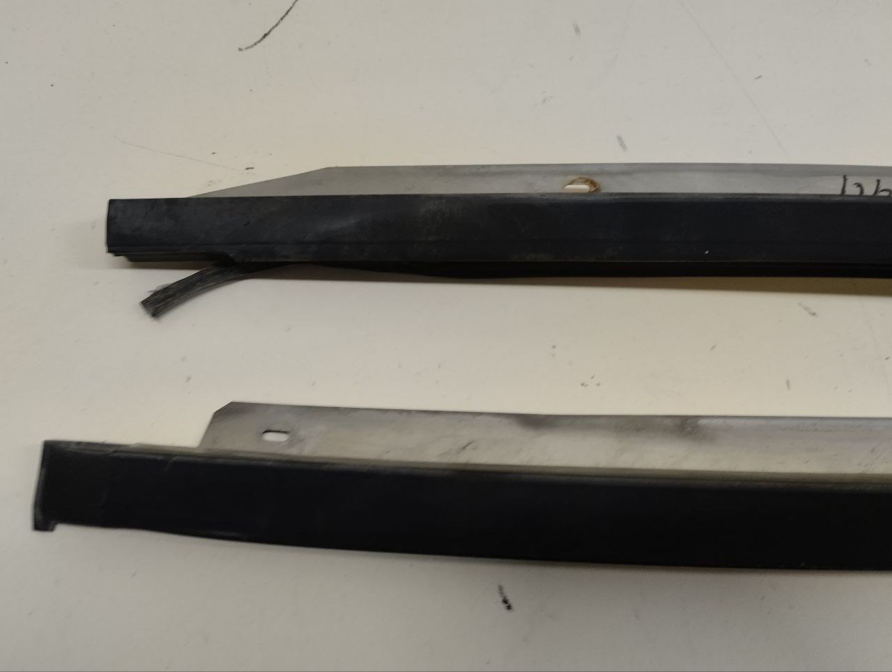 Молдинг лобового стекла Nissan Almera (N16) 2000-2006