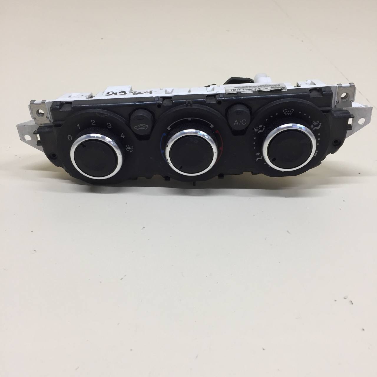 Блок управления отопителем Ford Focus 2 (DB) 2008-2011 Блок управления отопителем Ford Focus 2 (DB) 2008-2011