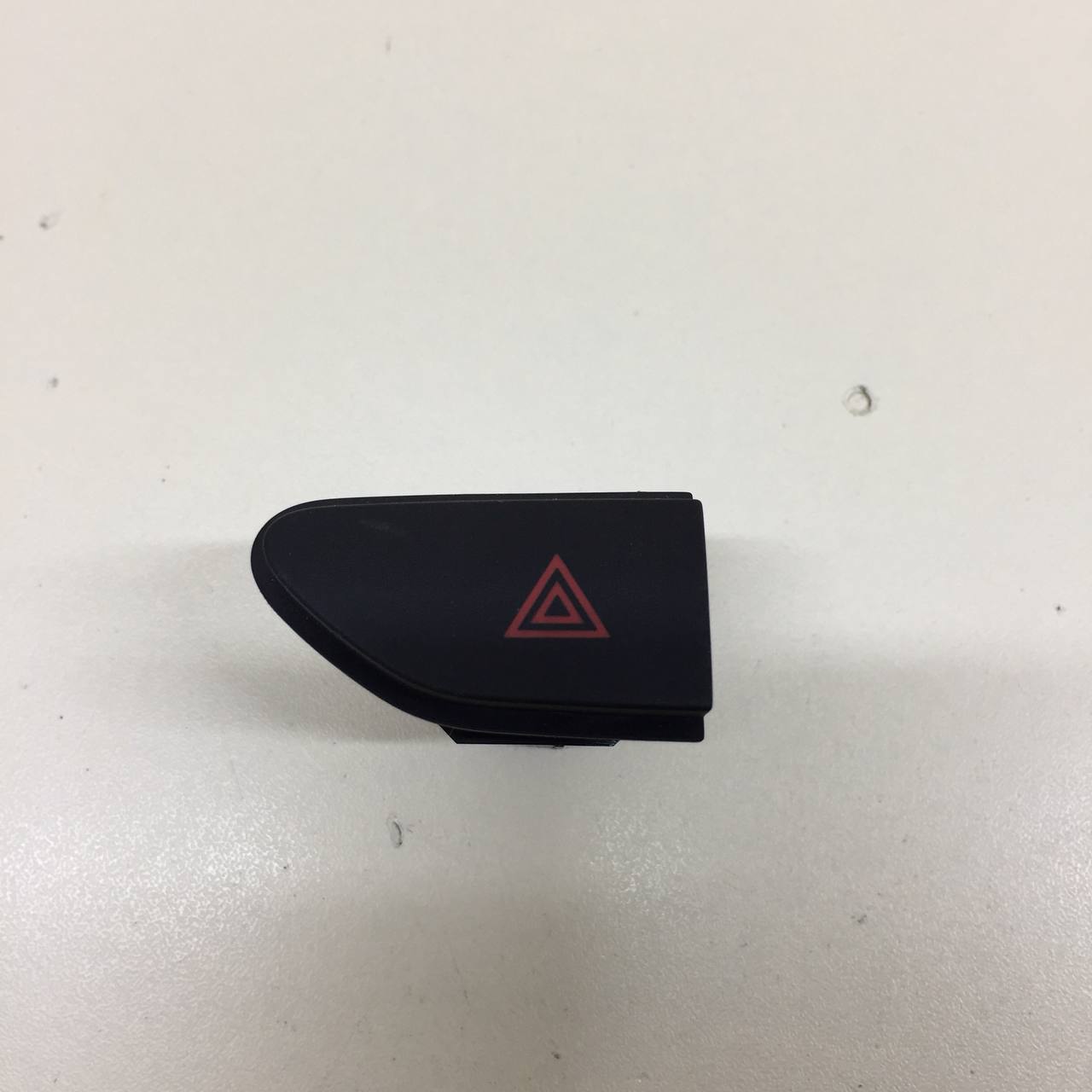 Кнопка аварийной сигнализации Renault Duster (HSA, HSM) 2012> Кнопка аварийной сигнализации Renault Duster (HSA, HSM) 2012>