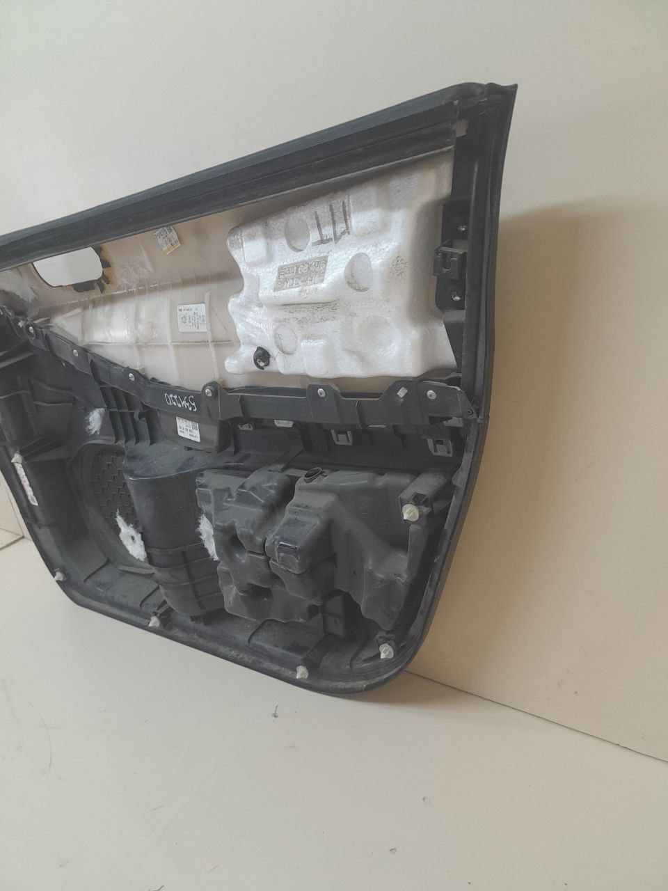Обшивка двери передней левой Mazda CX-7 (ER) 2006-2012