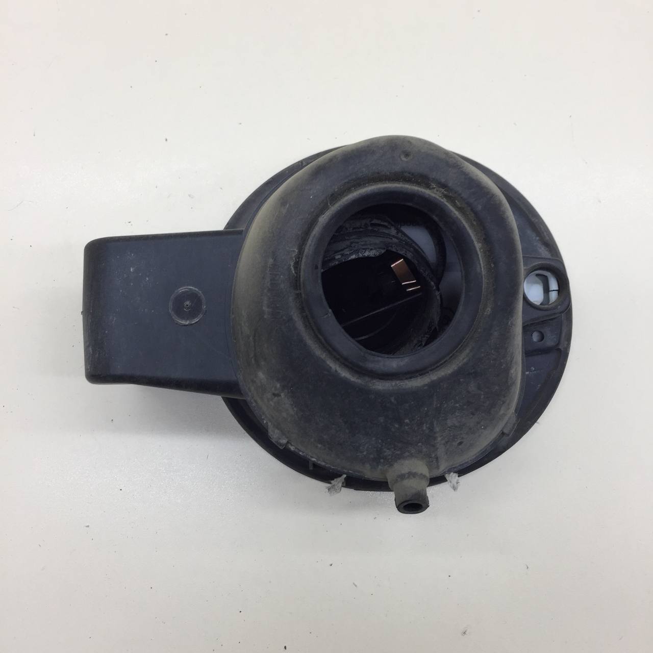 Лючок бензобака Volkswagen Polo (MK5) 2011-2020 Лючок бензобака Volkswagen Polo (MK5) 2011-2020