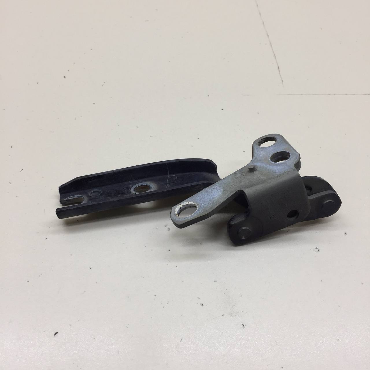 Петля капота правая Citroen C5 2001-2008