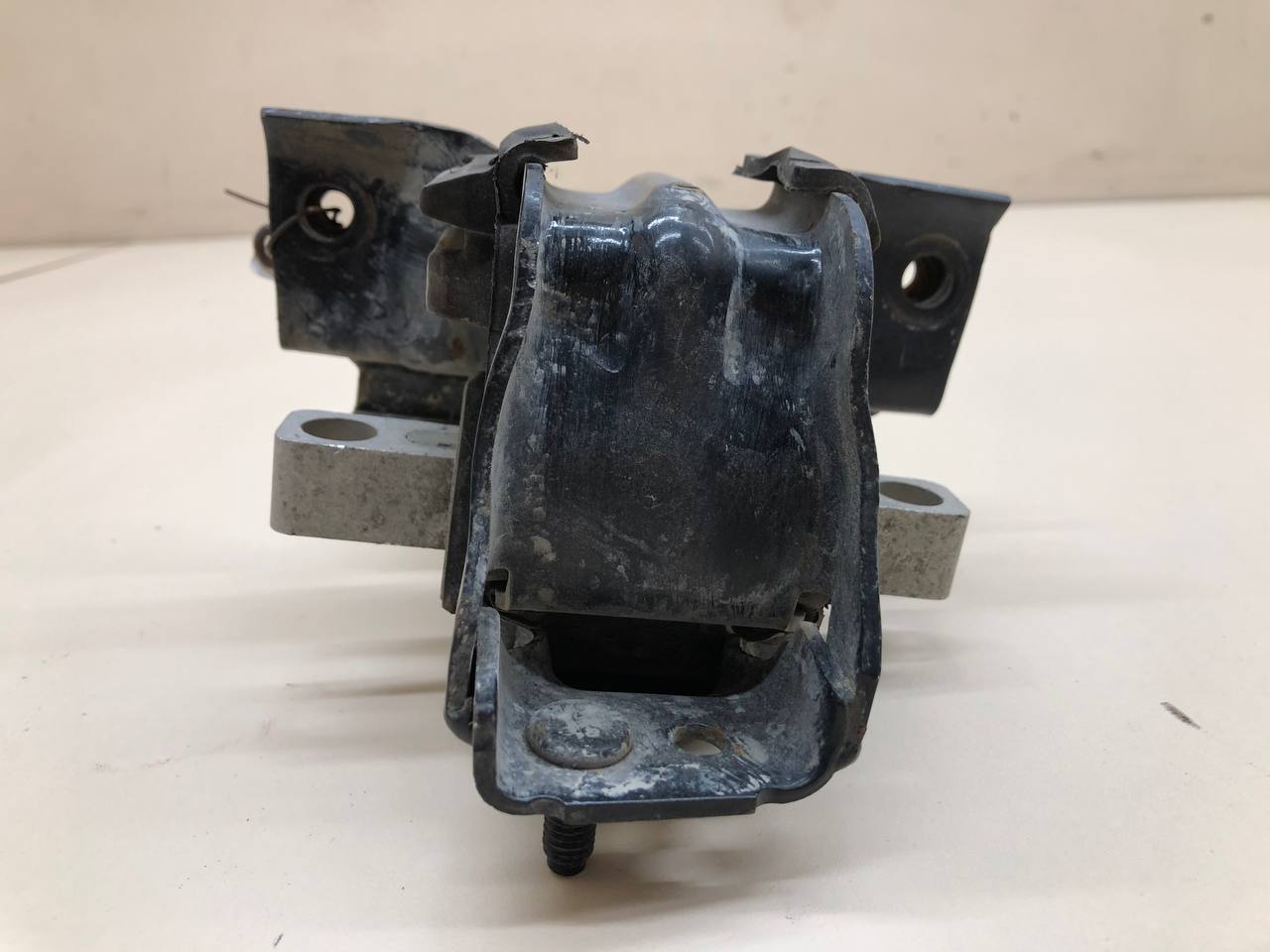 Опора КПП левая Volkswagen Polo (MK5) 2011-2020 Опора КПП левая Volkswagen Polo (MK5) 2011-2020