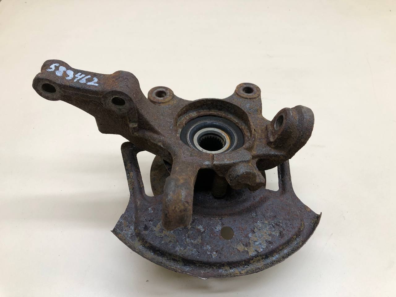 Кулак поворотный передний левый Nissan Almera Classic (B10) 2006-2013