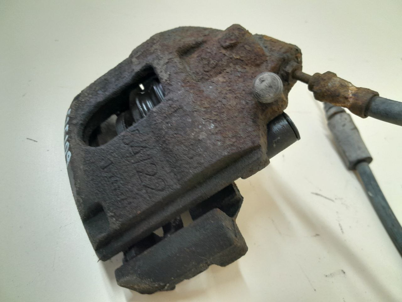 Суппорт передний левый Ford Fusion (JU) 2002-2012
