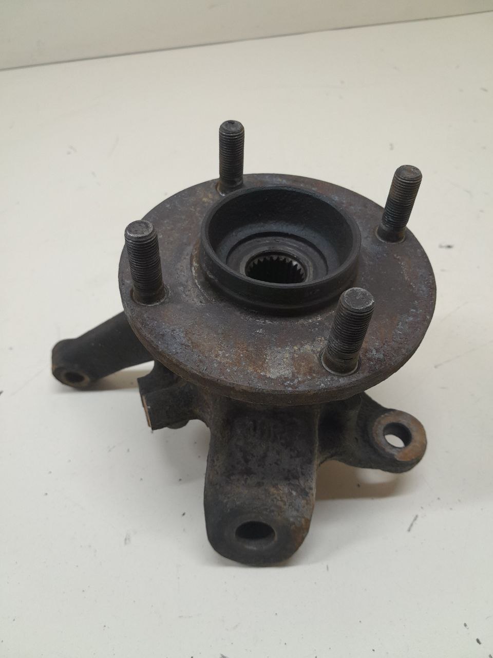 Кулак поворотный передний правый Nissan Almera (N16) 2000-2006 Кулак поворотный передний правый Nissan Almera (N16) 2000-2006