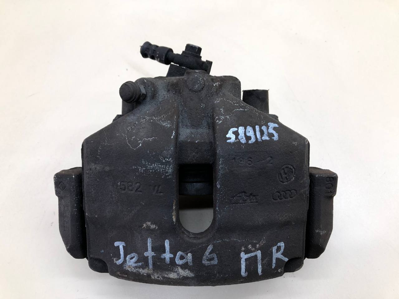Суппорт передний правый Volkswagen Jetta (A6) 2010-2019 Суппорт передний правый Volkswagen Jetta (A6) 2010-2019