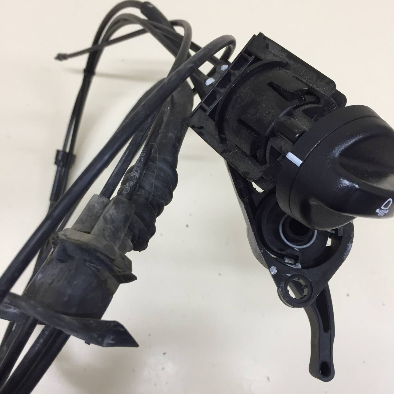 Ручка открывания капота Renault Duster (HSA, HSM) 2012> Ручка открывания капота Renault Duster (HSA, HSM) 2012>