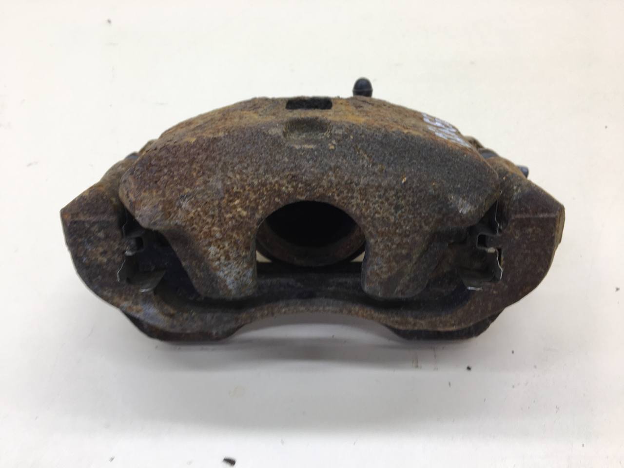 Суппорт передний левый Mitsubishi Lancer 9 (CS/Classic) 2000-2011 Суппорт передний левый Mitsubishi Lancer 9 (CS/Classic) 2000-2011