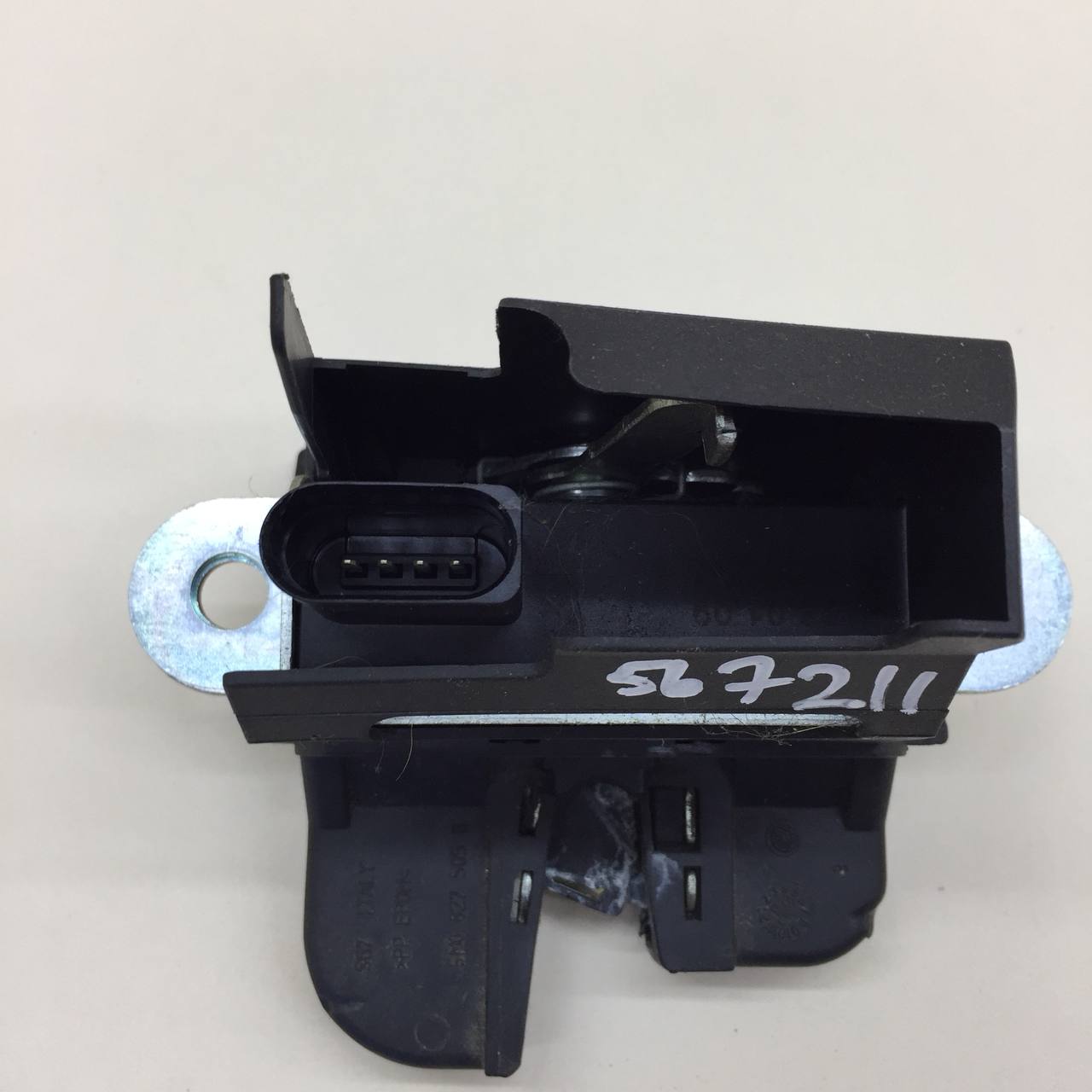 Замок багажника Volkswagen Tiguan (5N1) 2007-2011 Замок багажника Volkswagen Tiguan (5N1) 2007-2011