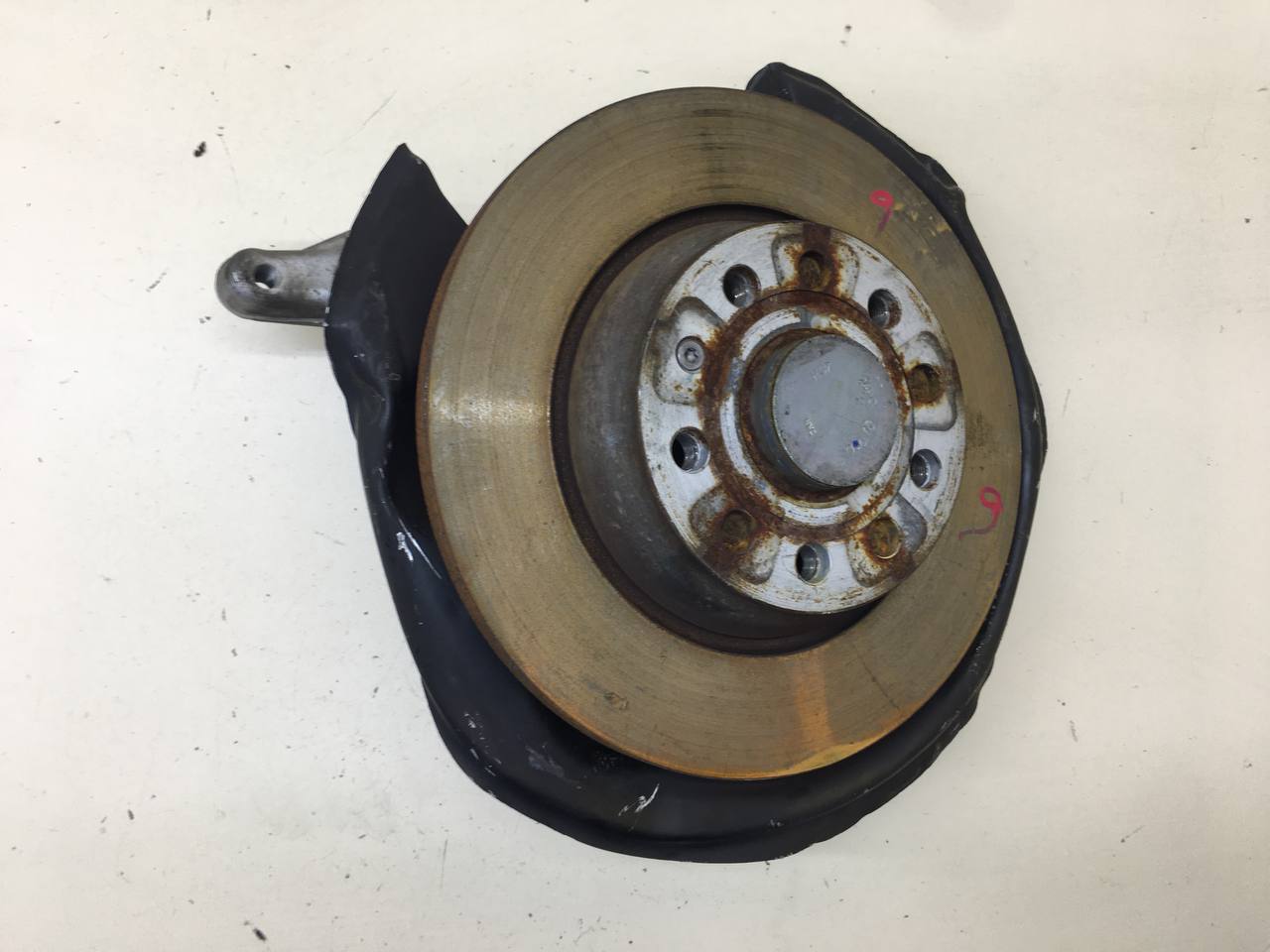 Кулак поворотный задний левый Volkswagen Passat B7 2011-2015