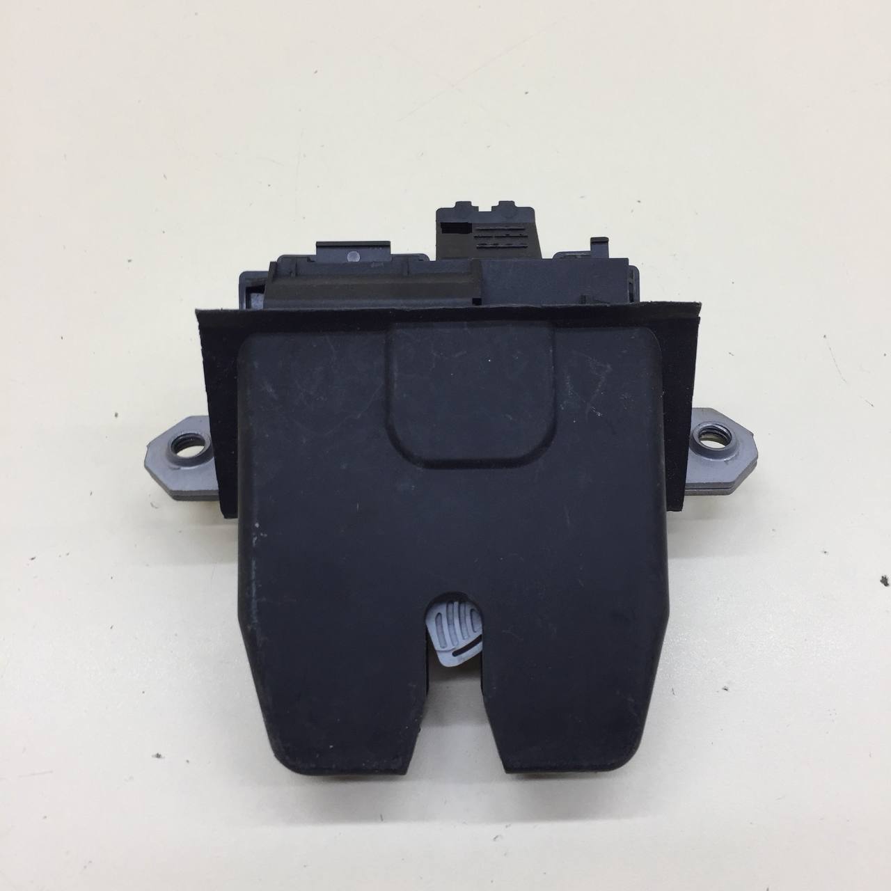 Замок багажника Ford Mondeo 4 2007-2015 Замок багажника Ford Mondeo 4 2007-2015