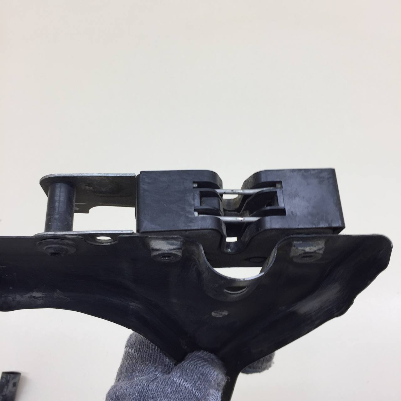 Замок капота Volkswagen Tiguan (5N1) 2007-2011 Замок капота Volkswagen Tiguan (5N1) 2007-2011