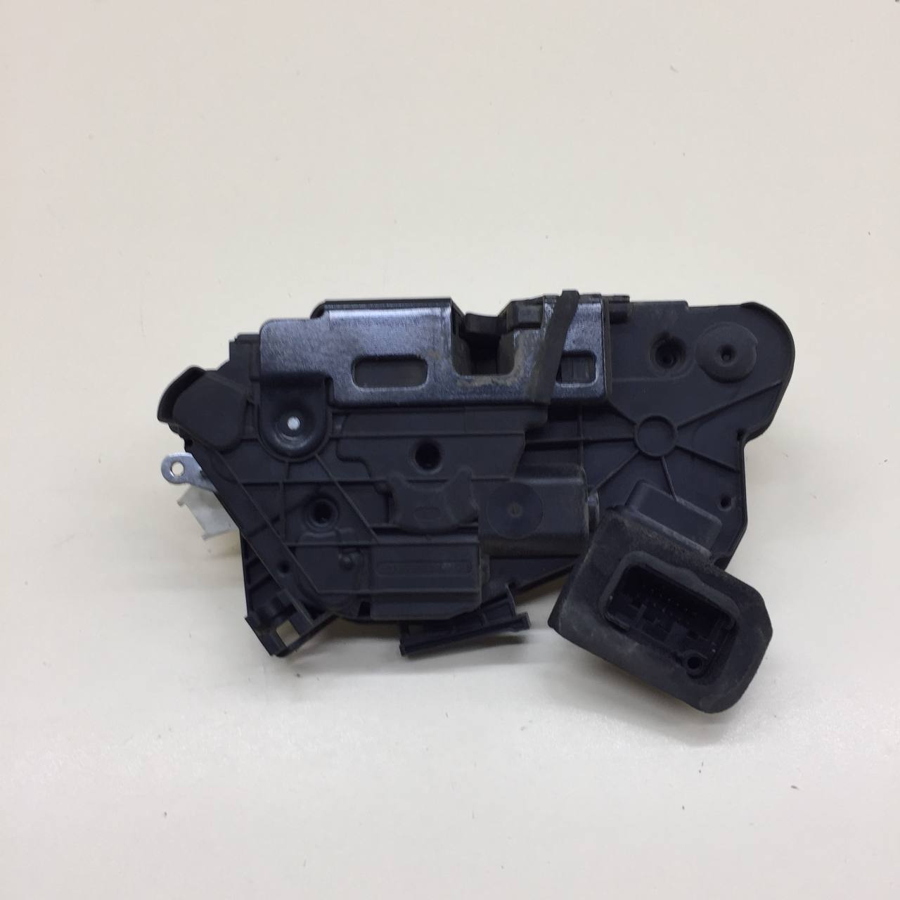 Замок двери передней левой Volkswagen Polo (MK5) 2011-2020 Замок двери передней левой Volkswagen Polo (MK5) 2011-2020