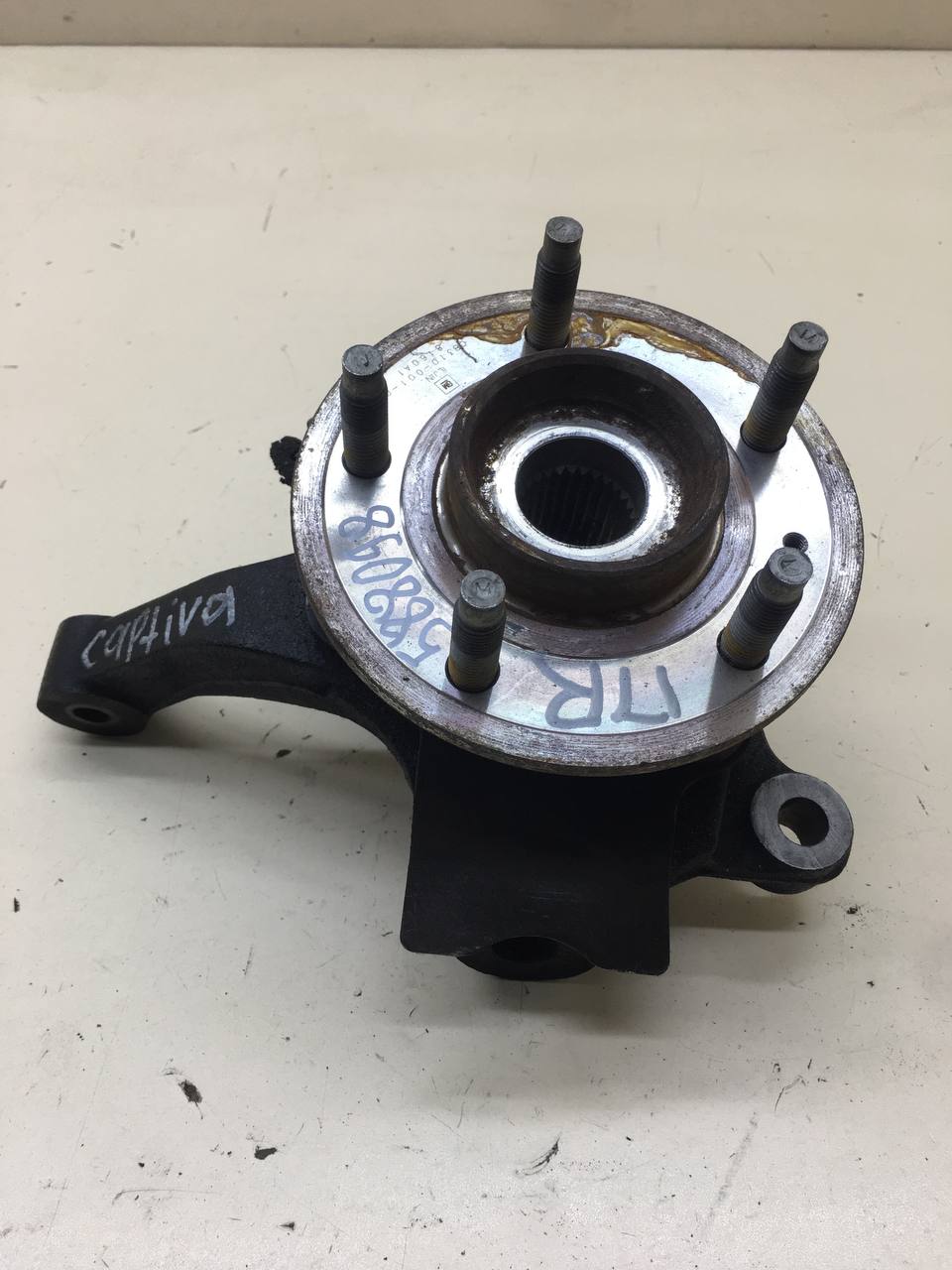 Кулак поворотный передний правый Chevrolet Captiva (C100) 2006-2011