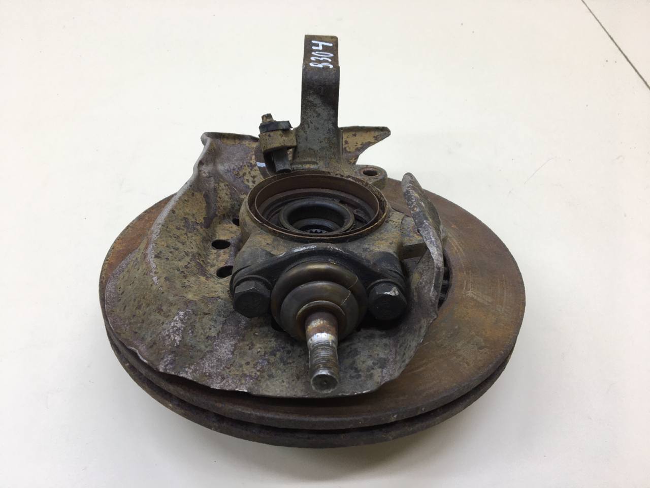 Кулак поворотный передний левый Lada Granta 2011>