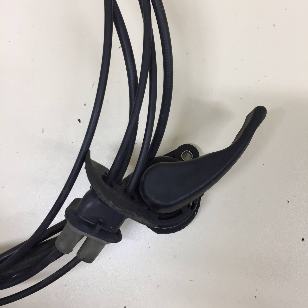 Ручка открывания капота Renault Sandero Stepway (5S) 2014-2022 Ручка открывания капота Renault Sandero Stepway (5S) 2014-2022
