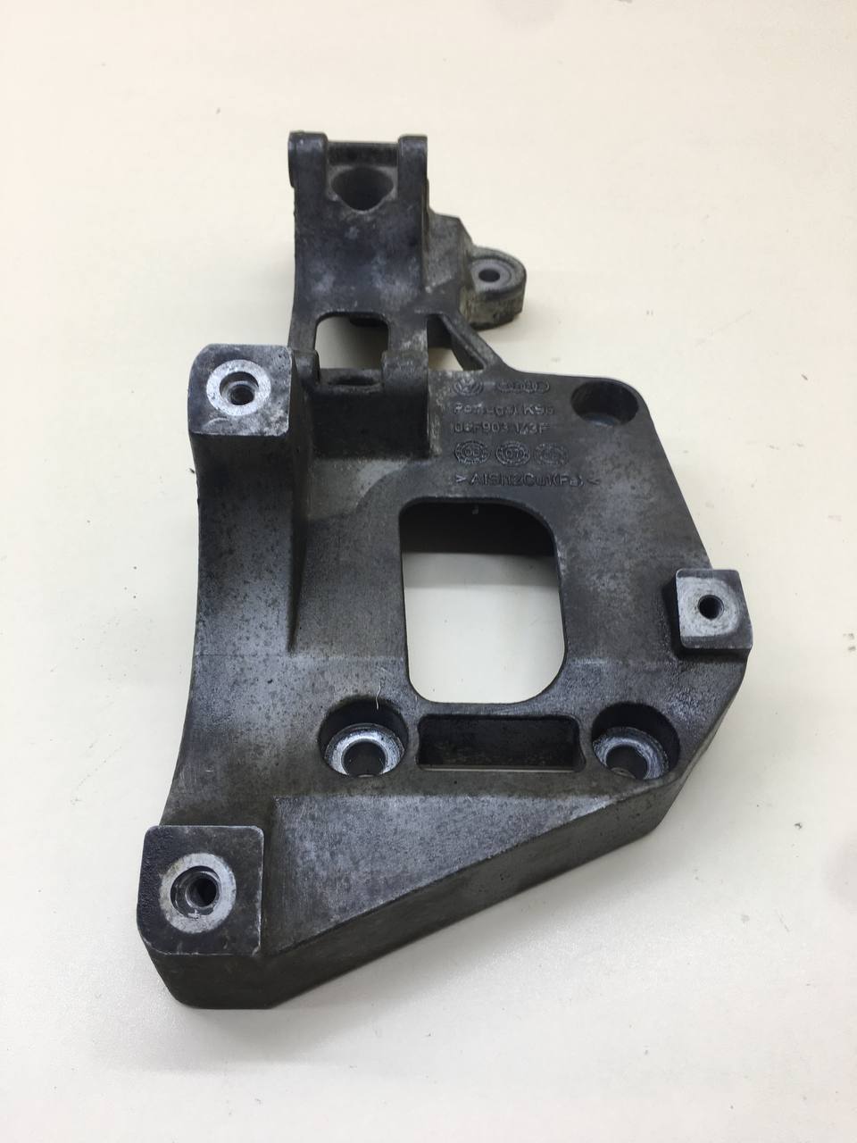 Кронштейн генератора Skoda Octavia (A5 1Z-) 2004-2013 Кронштейн генератора Skoda Octavia (A5 1Z-) 2004-2013