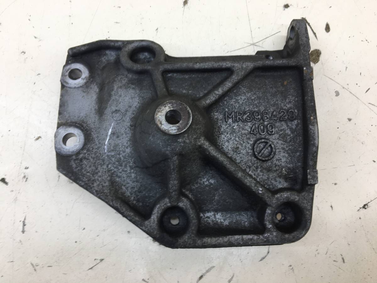 Кронштейн кондиционера Mitsubishi Pajero/Montero 3 (V6, V7) 2000-2006