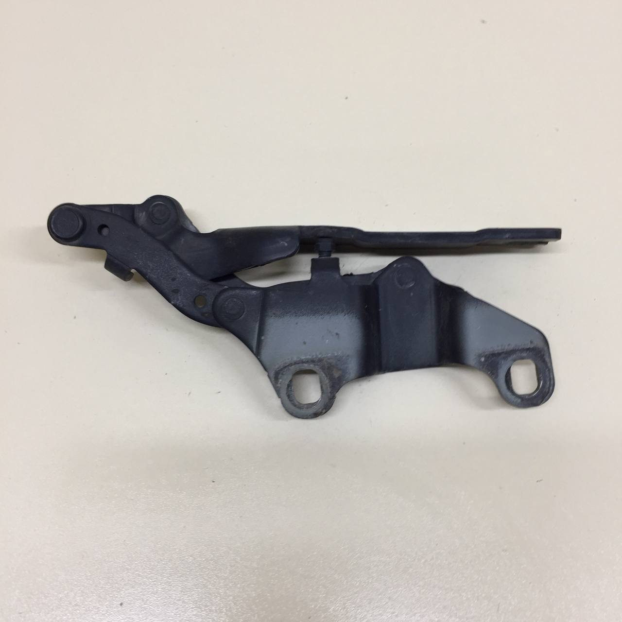 Петля капота правая BMW 3-series E90/E91 2005-2011 Петля капота правая BMW 3-series E90/E91 2005-2011