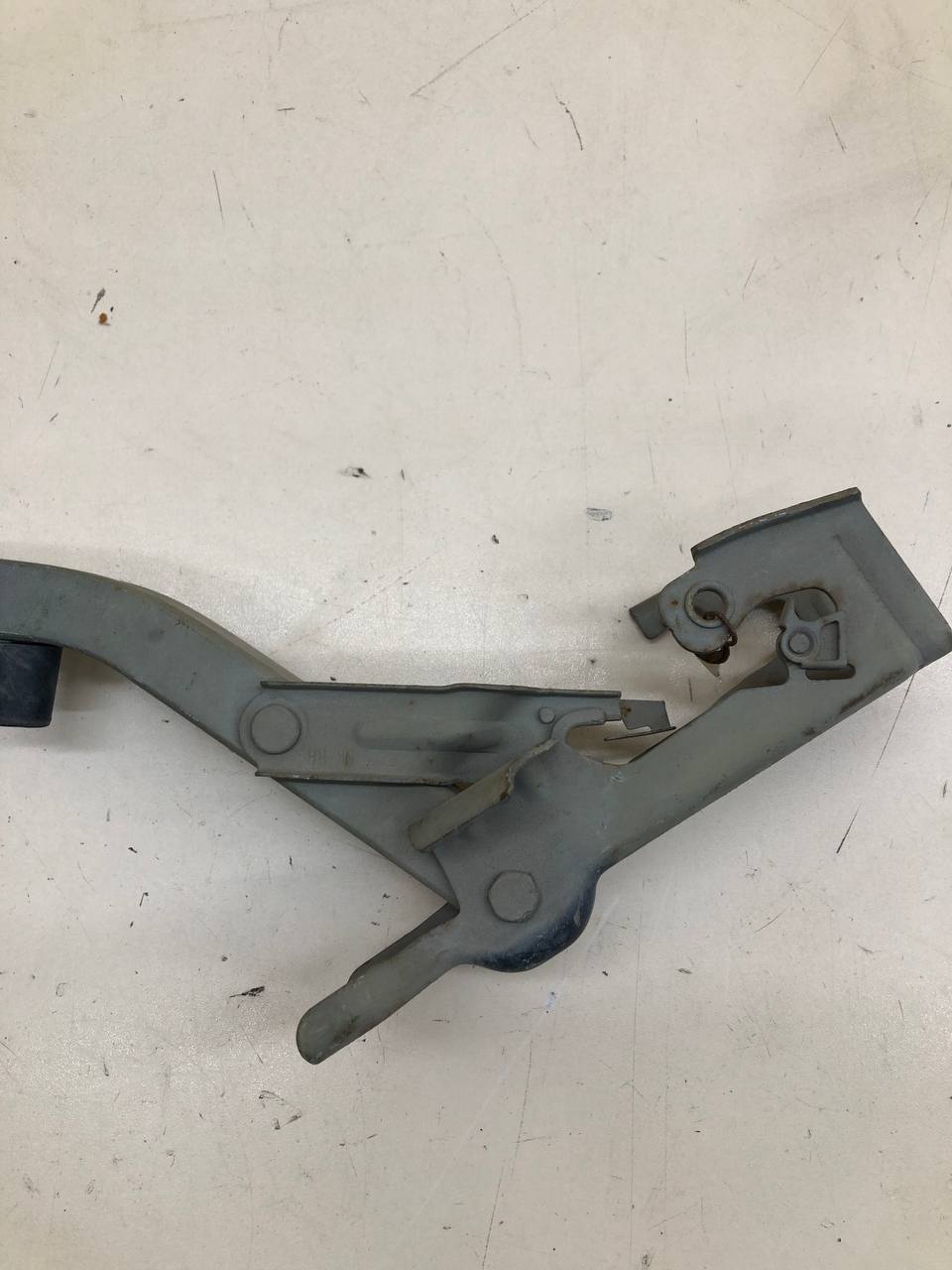 Петля крышки багажника Chevrolet Aveo T300 2011>