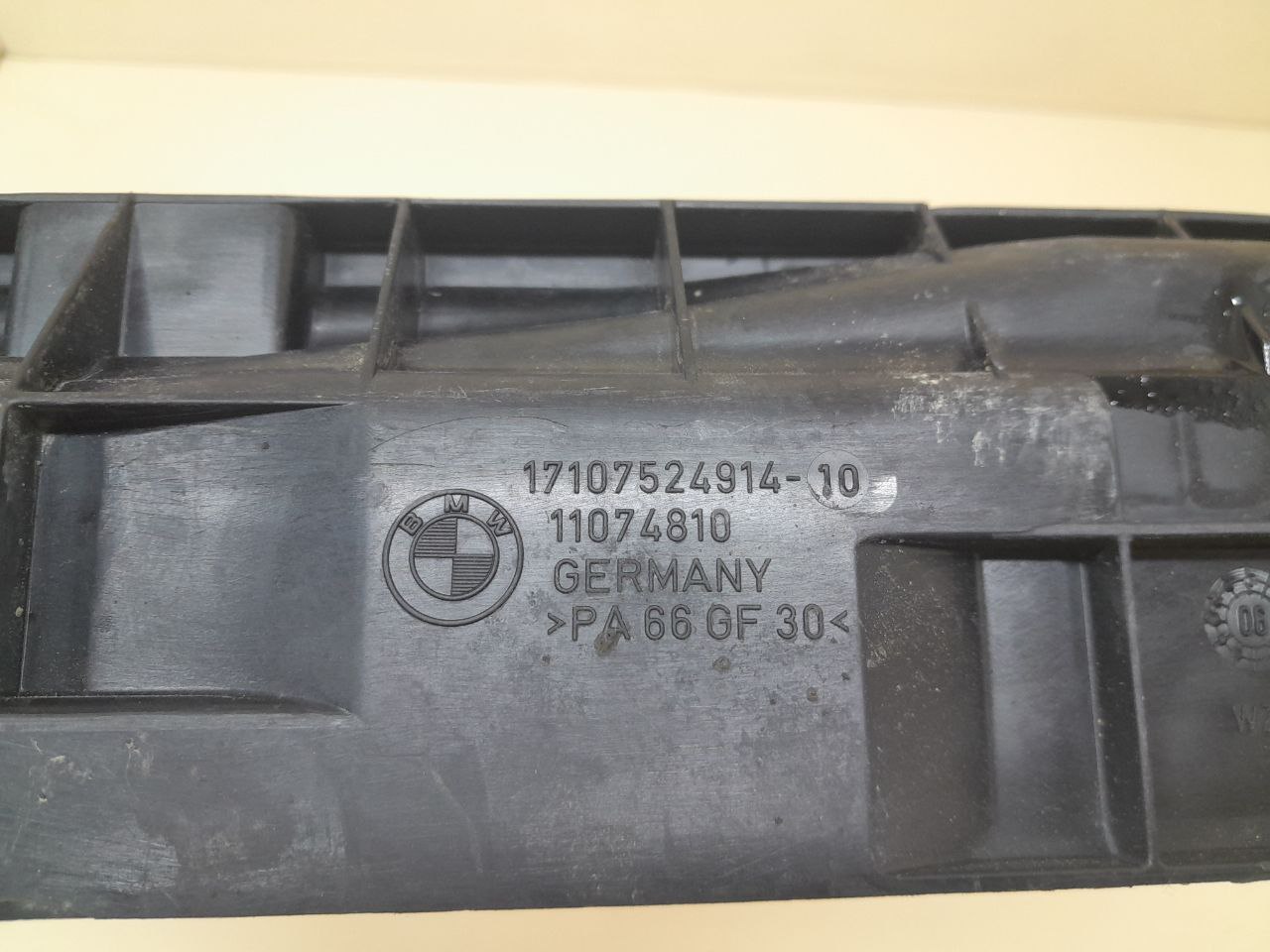 Кронштейн радиатора BMW 3-series E90/E91 2005-2011 Кронштейн радиатора BMW 3-series E90/E91 2005-2011