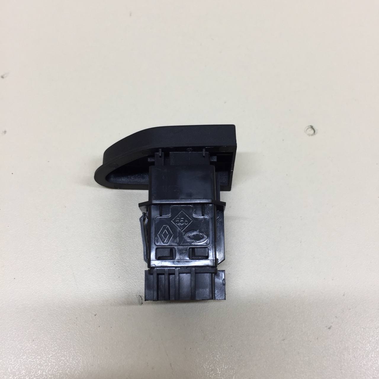 Кнопка аварийной сигнализации Renault Duster (HSA, HSM) 2012> Кнопка аварийной сигнализации Renault Duster (HSA, HSM) 2012>