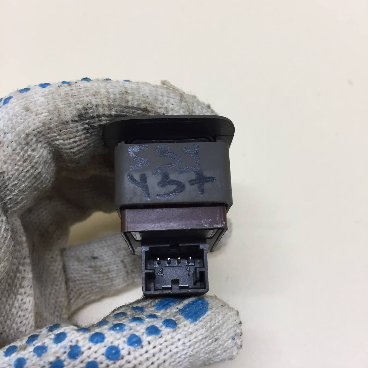 Кнопка открывания багажника Audi Q5 (8R) 2008-2017