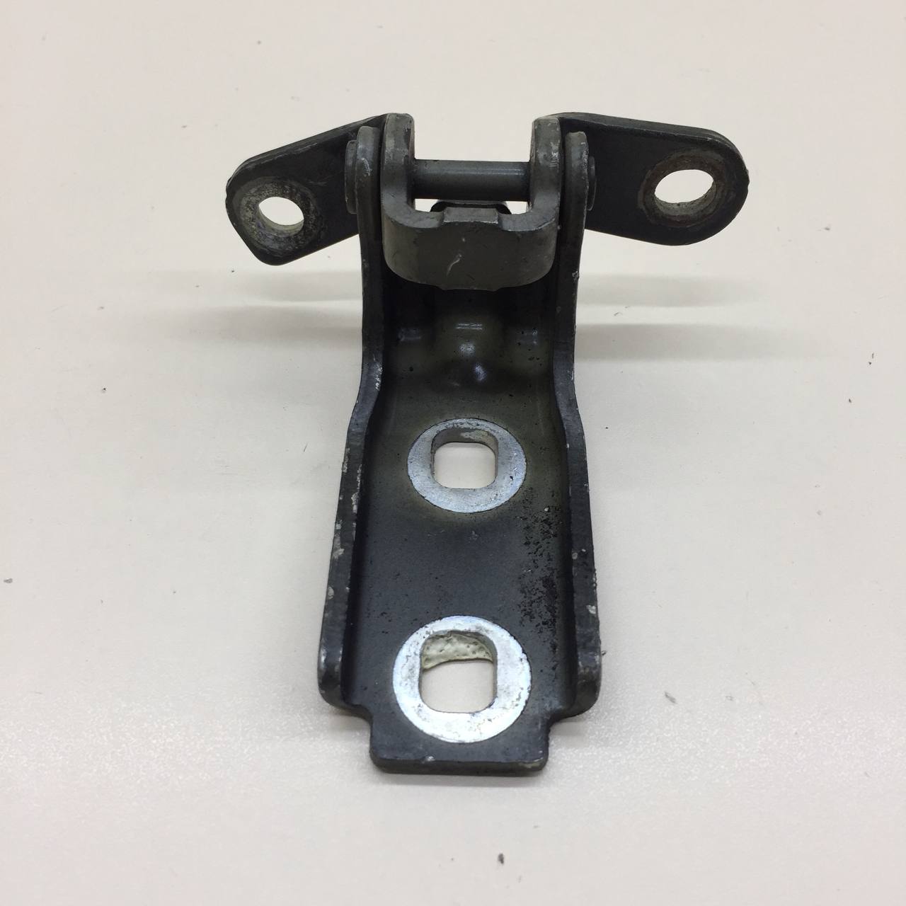 Петля двери передней правой нижняя Chevrolet Cruze (J300) 2009-2016