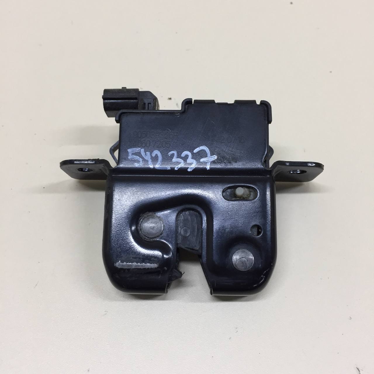 Замок багажника Renault Duster (HSA, HSM) 2012> Замок багажника Renault Duster (HSA, HSM) 2012>