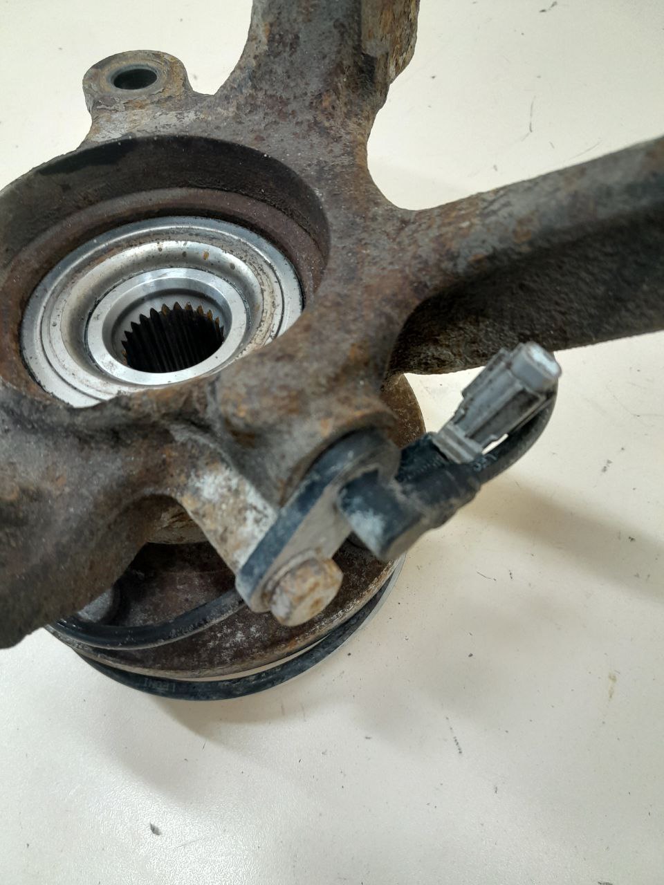 Кулак поворотный передний правый Nissan Almera (N16) 2000-2006 Кулак поворотный передний правый Nissan Almera (N16) 2000-2006