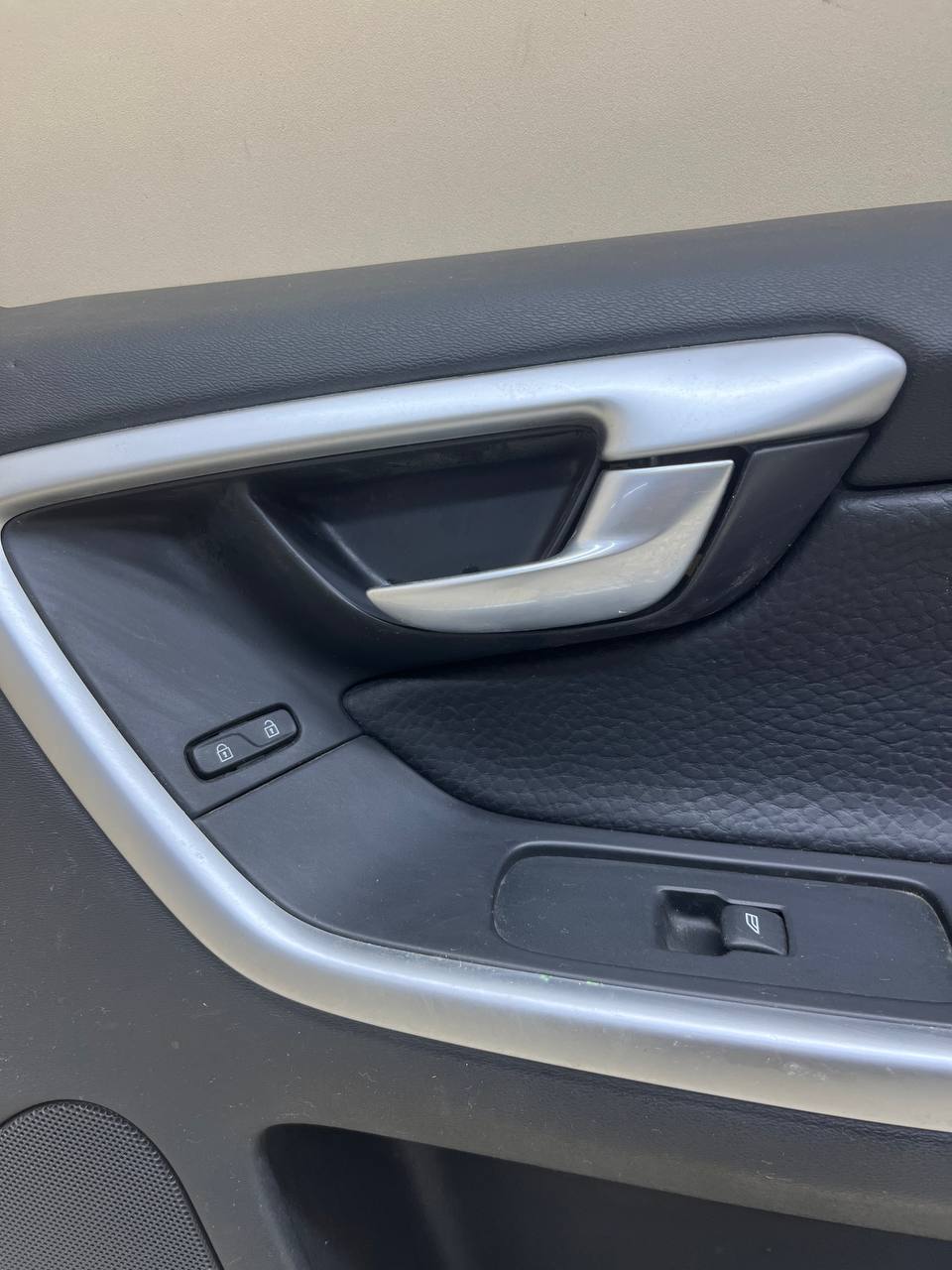 Обшивка двери передней правой Volvo XC60 2008-2017