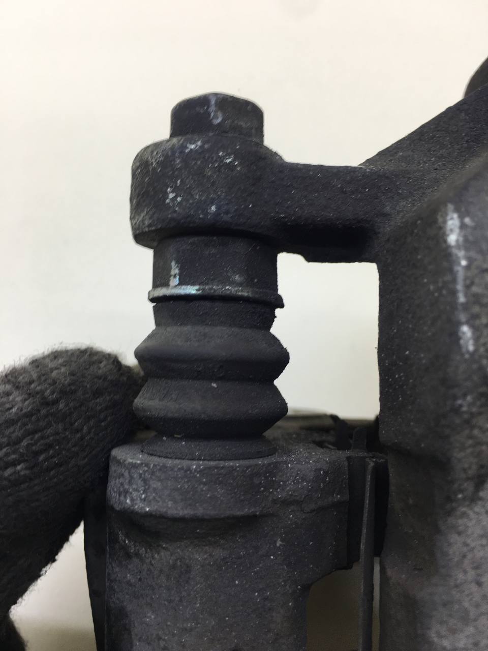 Суппорт передний левый Kia Cerato (TD) 2009-2013