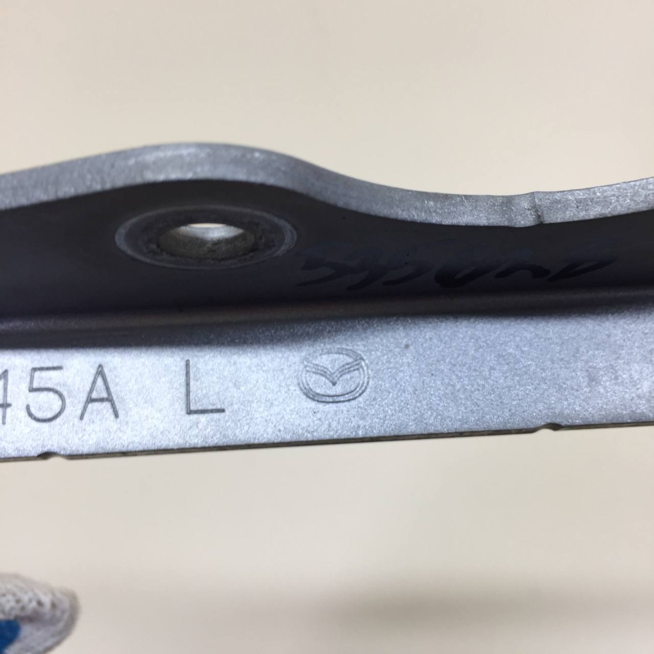 Петля капота левая Mazda Mazda 3 (BM) 2013-2016