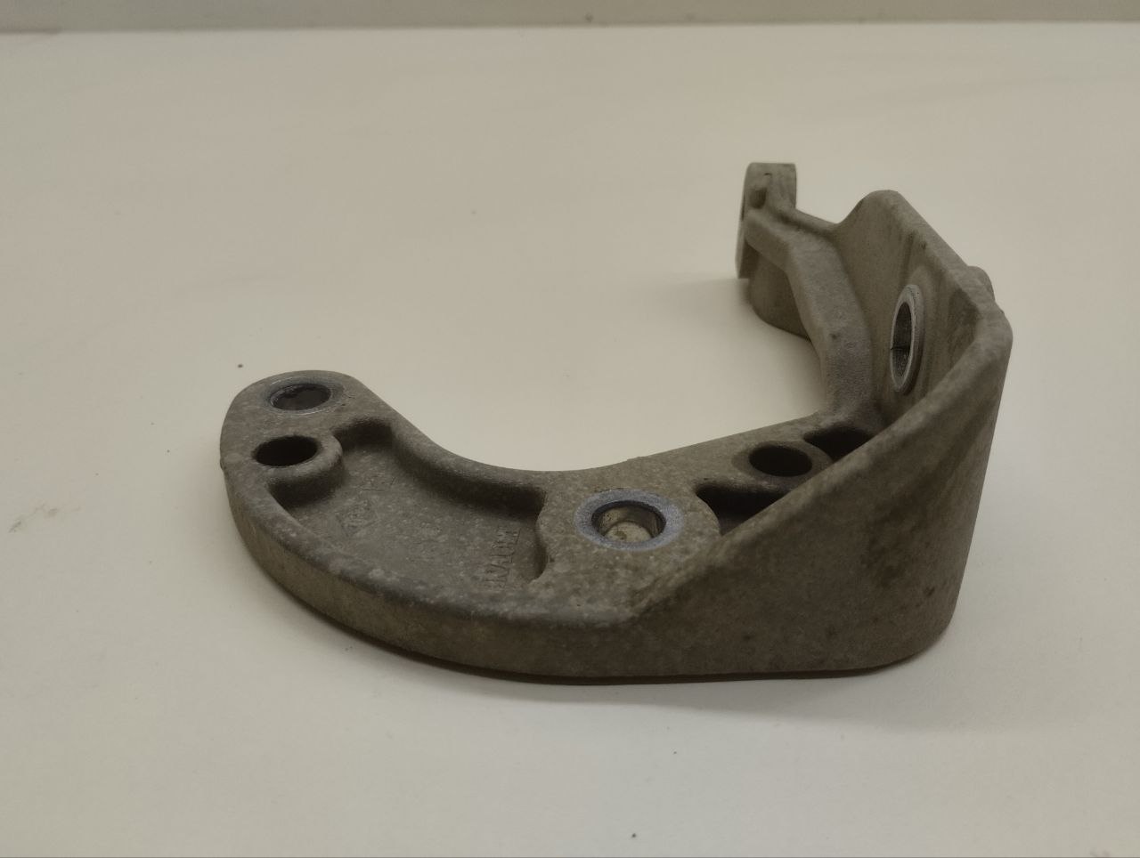 Кронштейн КПП Renault Duster (HSA, HSM) 2012> Кронштейн КПП Renault Duster (HSA, HSM) 2012>