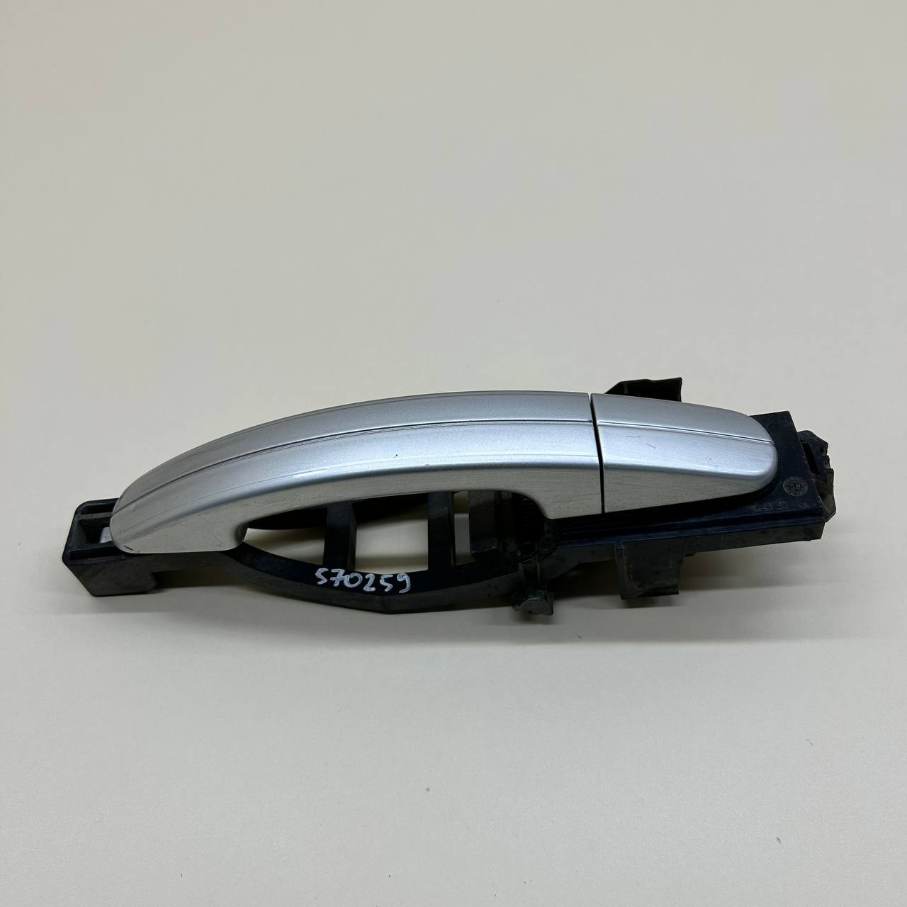 Ручка двери передней наружная правая Ford Focus 2 (DA) 2005-2008 Ручка двери передней наружная правая Ford Focus 2 (DA) 2005-2008