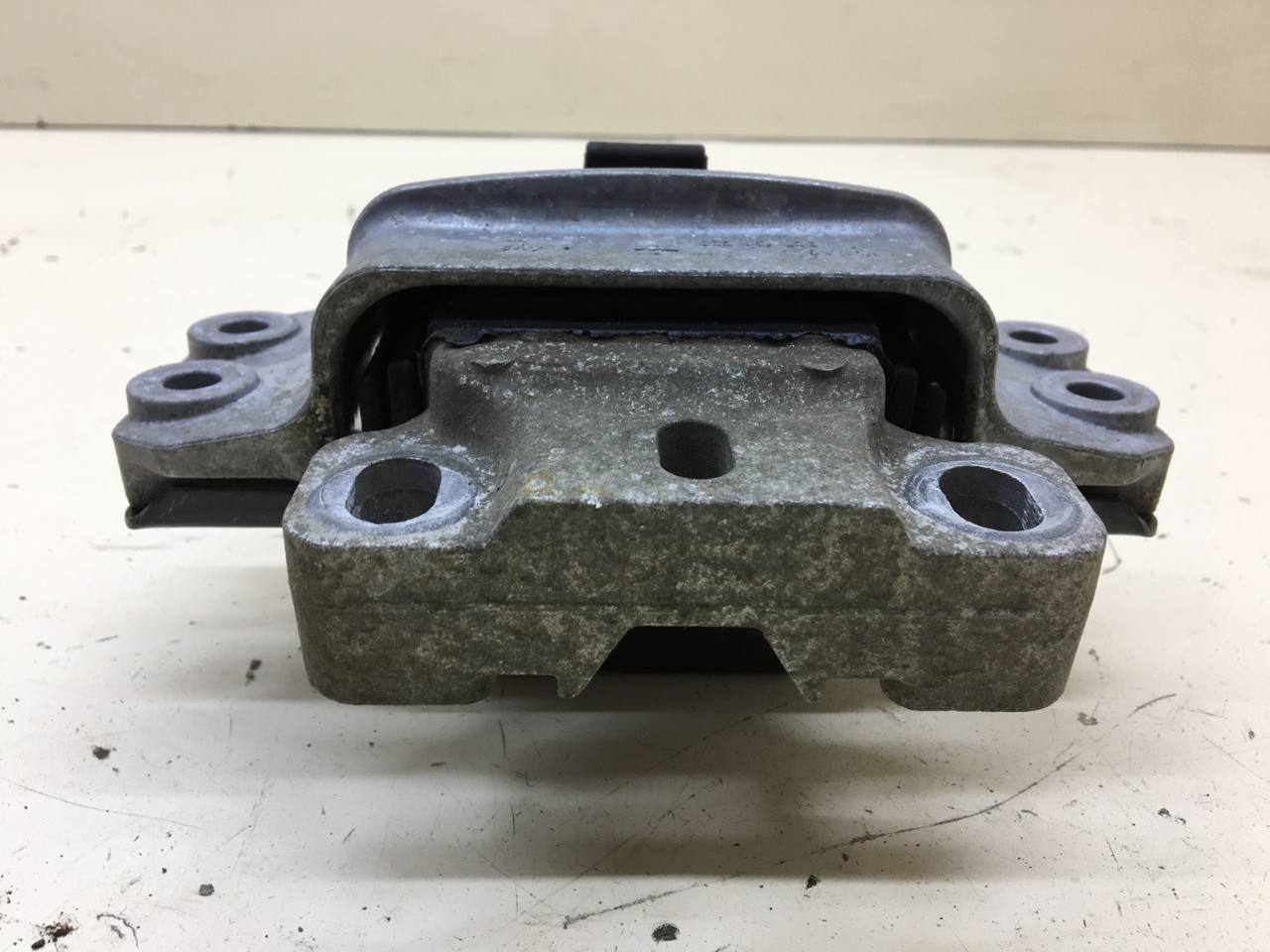 Опора КПП левая Volkswagen Passat B7 2011-2015