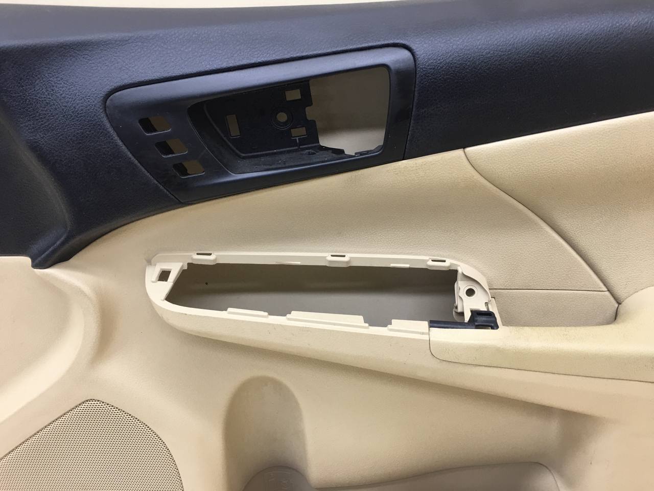 Обшивка двери передней правой Toyota Camry (V50) 2011-2017