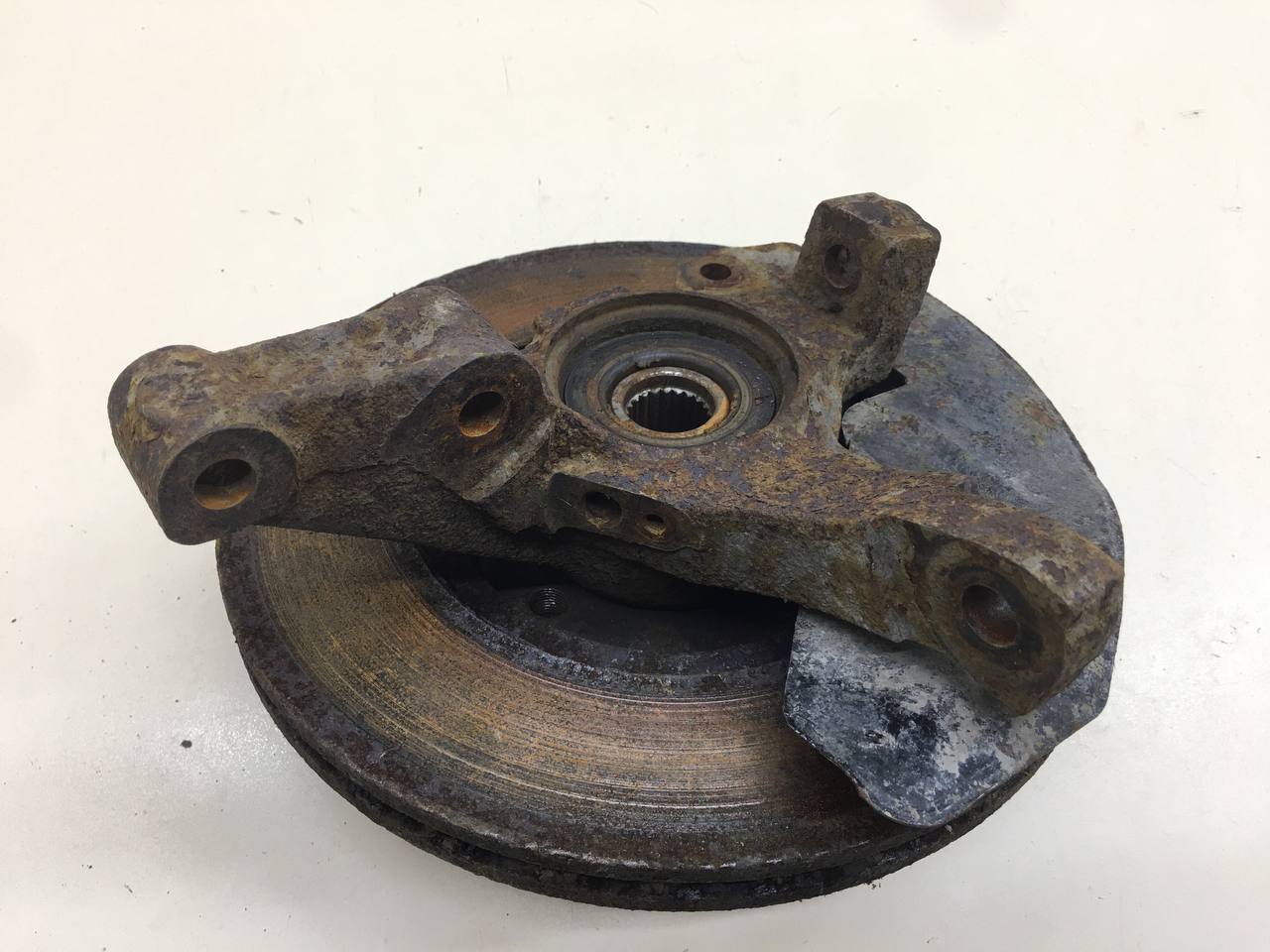 Кулак поворотный передний левый Fiat Albea 2002-2012