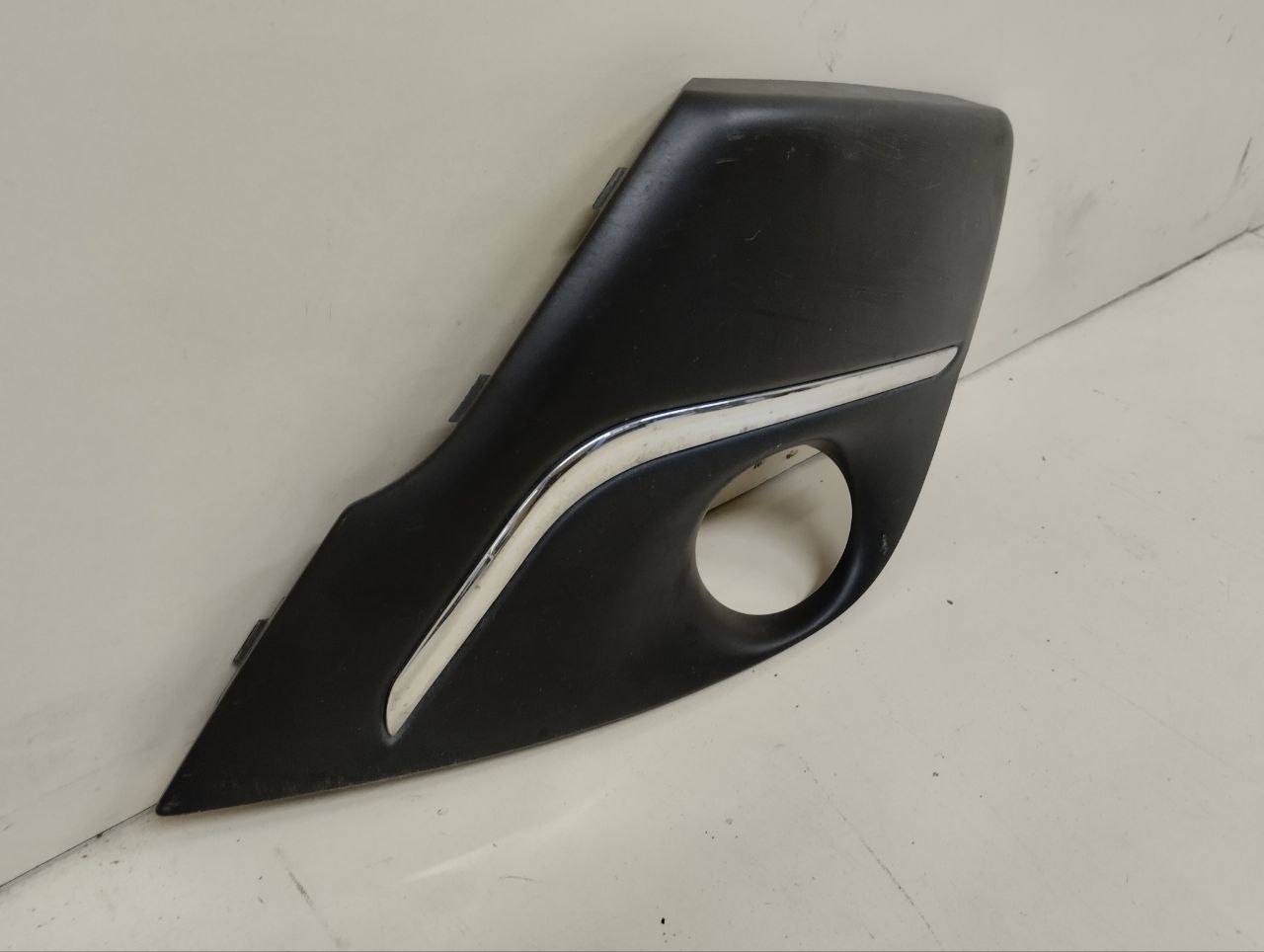Рамка противотуманной фары левой Peugeot 107 2006-2014 Рамка противотуманной фары левой Peugeot 107 2006-2014