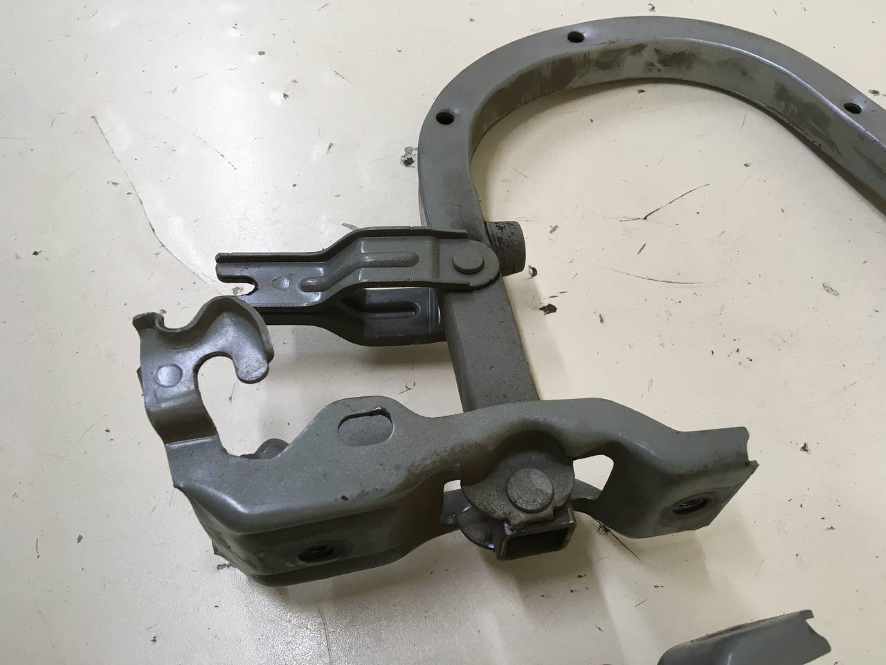 Петля крышки багажника Kia Sephia 2001-2004 Петля крышки багажника Kia Sephia 2001-2004