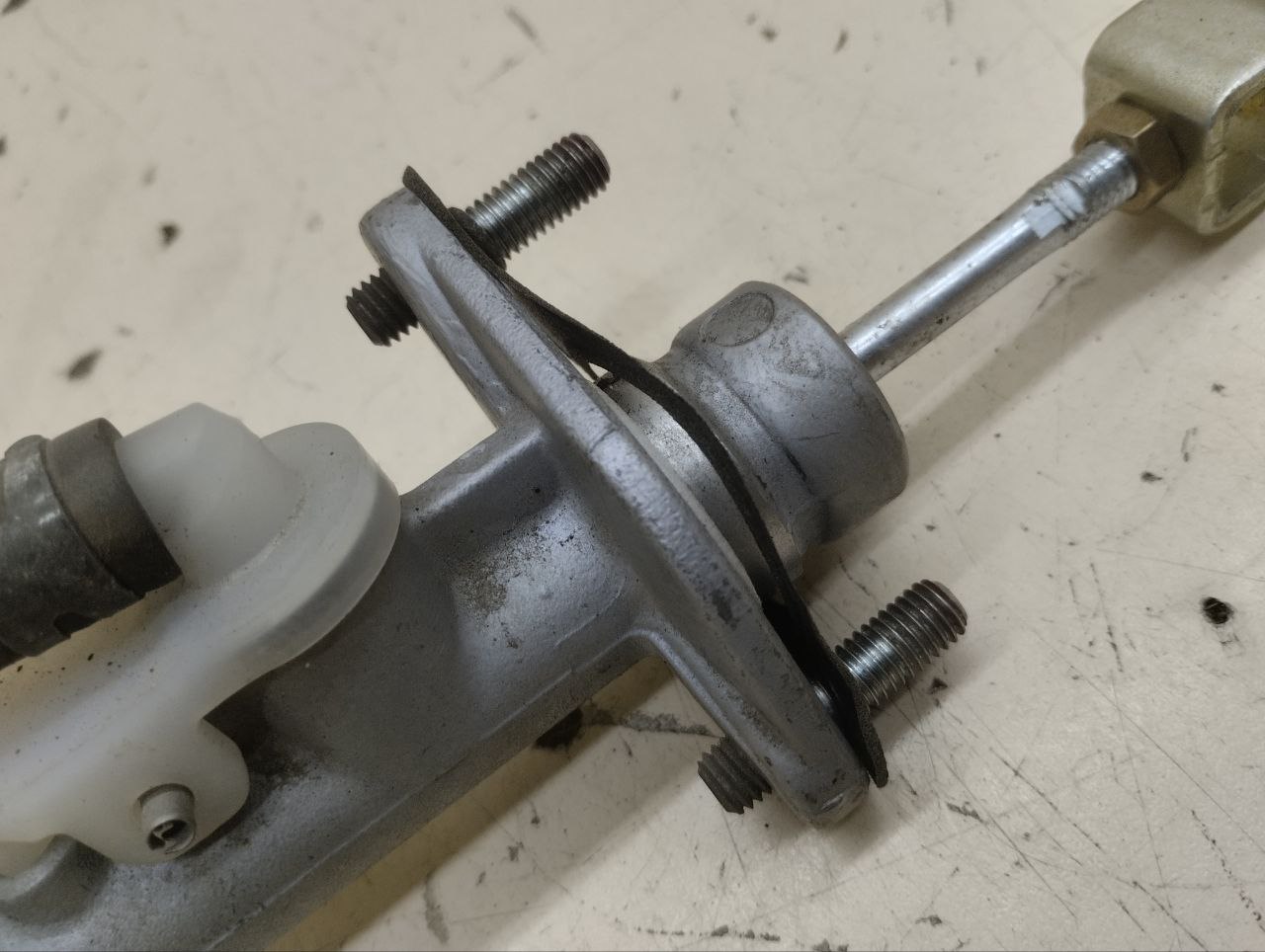 Цилиндр сцепления главный Mitsubishi Lancer 9  (CS/Classic) 2000-2011